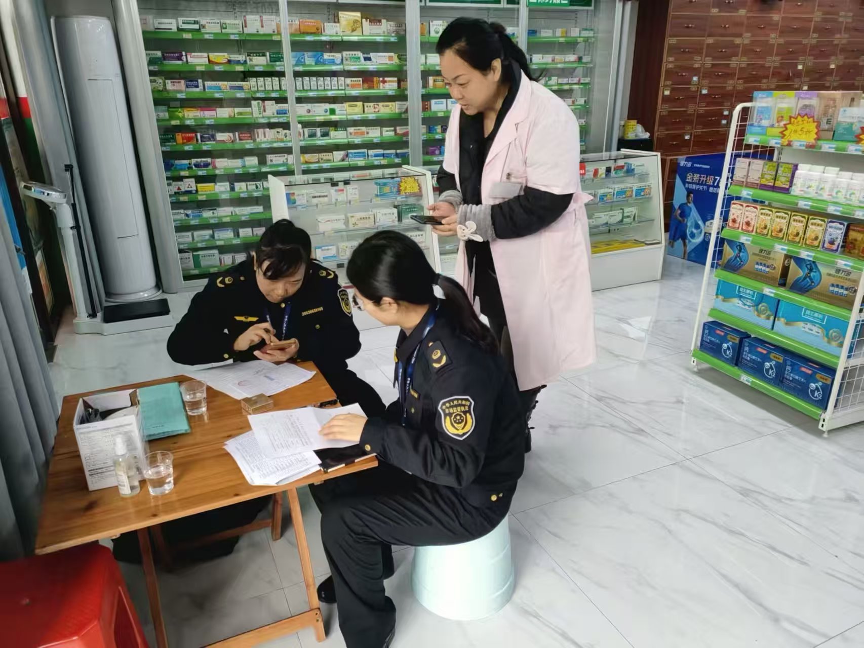 市场监管执法人员深入药店进行日常检查.jpg